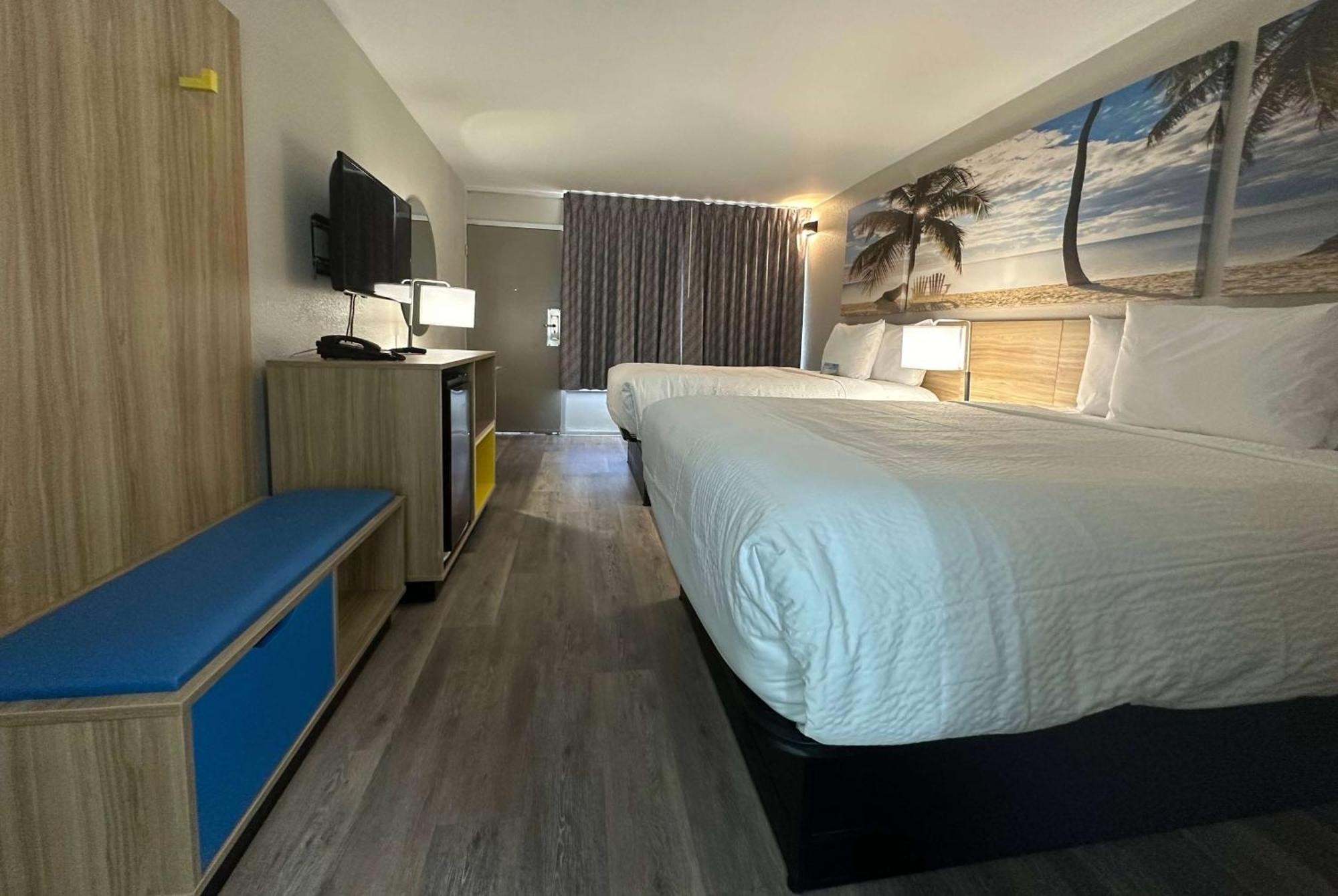 Days Inn By Wyndham Fort Myers Exterior photo